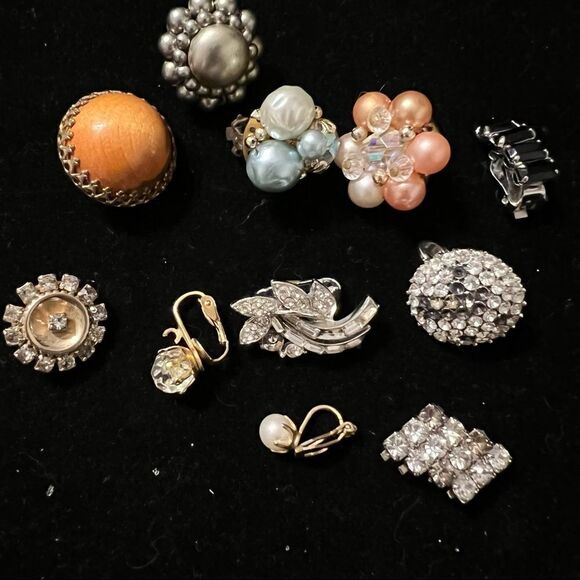 Vtg 5 Clip Earrings 1 wire. 11 One piece Earrings few miscl pearls & rhinestones - Picture 4 of 8